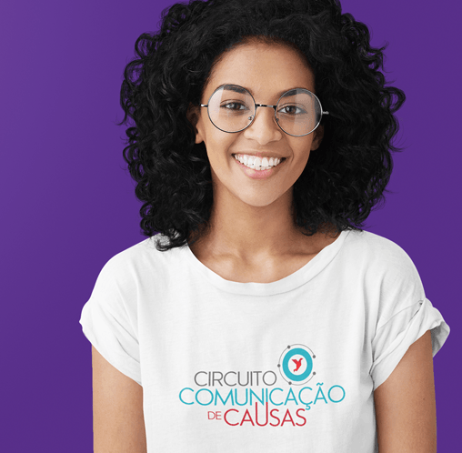 Texto á esquerda, fundo roxo e mulher parda localizada à direta. Ela sorri, usa óculos e veste camiseta com a marca do circuito comunicação de causas.